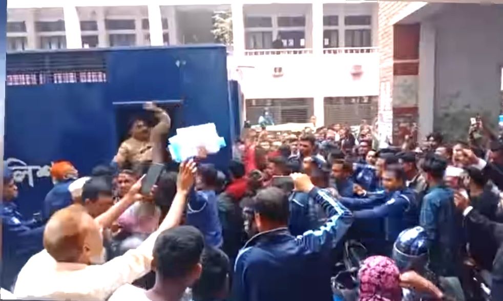 আদালতের প্রাঙ্গণে আওয়ামী লীগের লিফলেট বিতরণকালে আটক এক